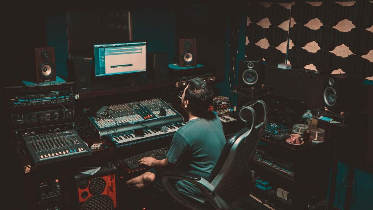 una persona en un estudio de grabación