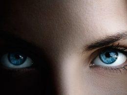 ojos azules